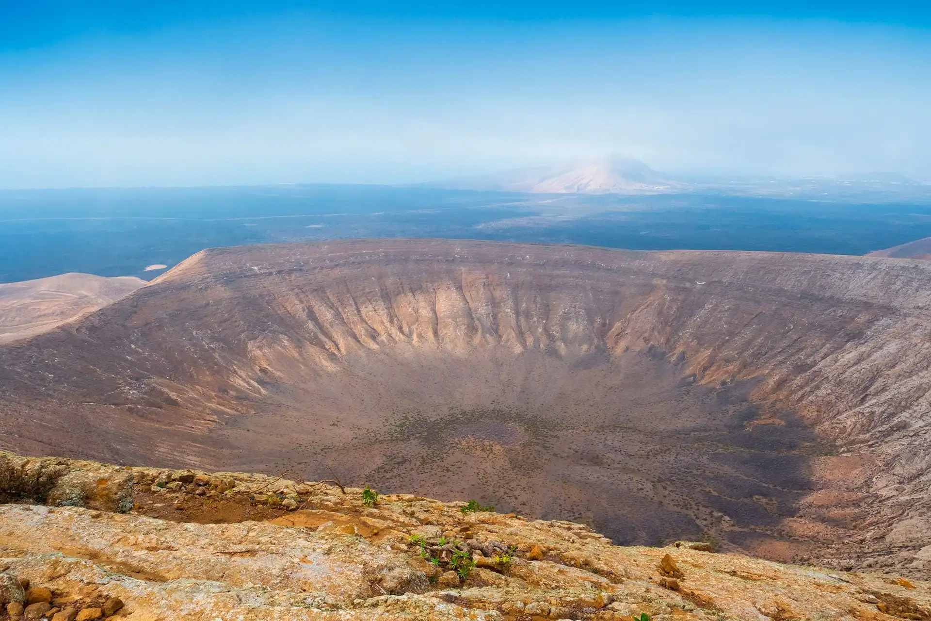 Explorando la Ruta de Caldera Blanca en Lanzarote: Una Aventura Inolvidable