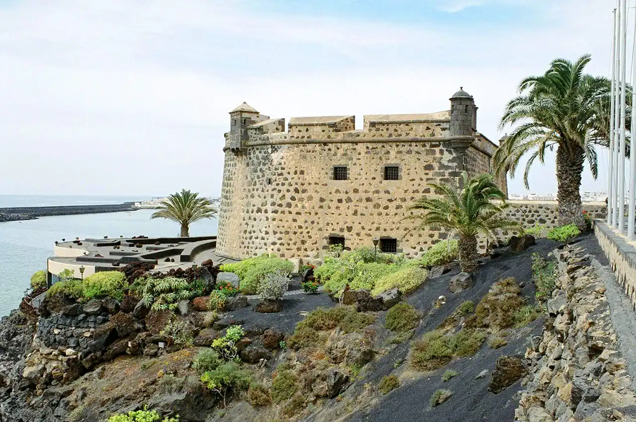 Descubre el Castillo de San José y el MIAC en Lanzarote