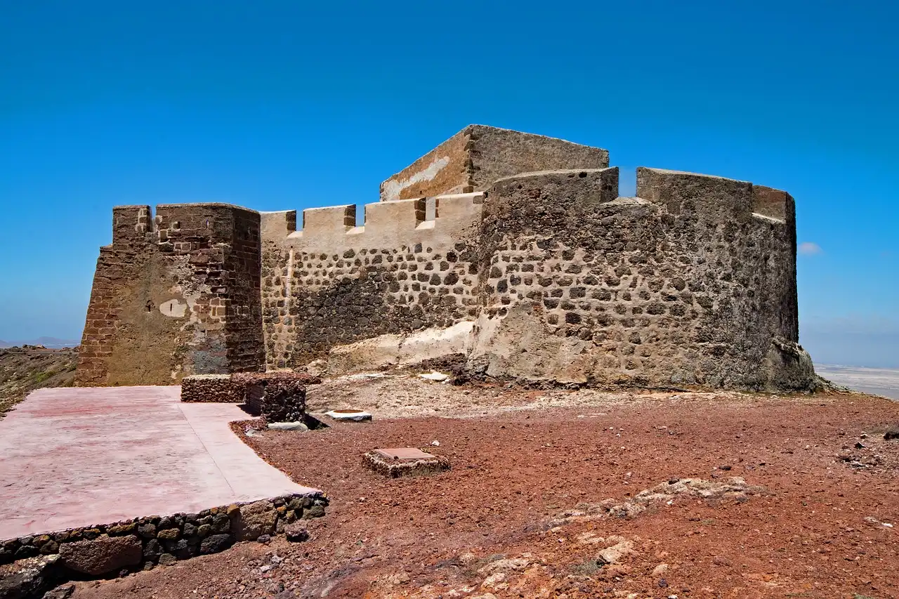 Explora el Castillo de Santa Bárbara y su Museo de la Piratería en Teguise