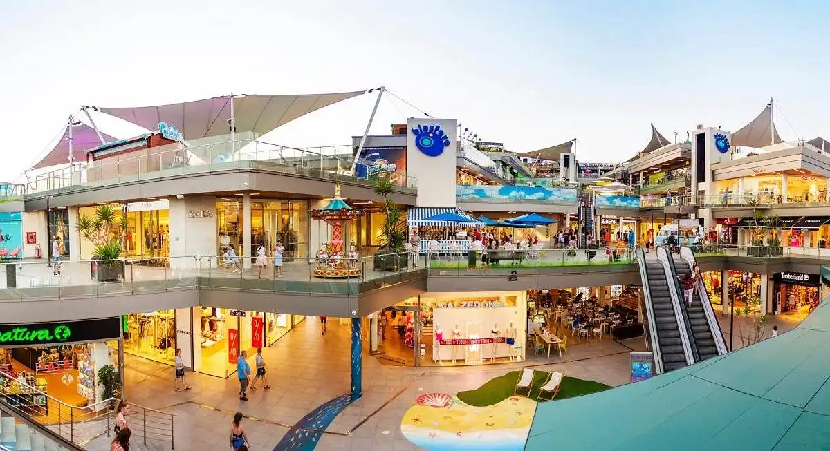 Descubre el Centro Comercial Puerto del Carmen en Lanzarote