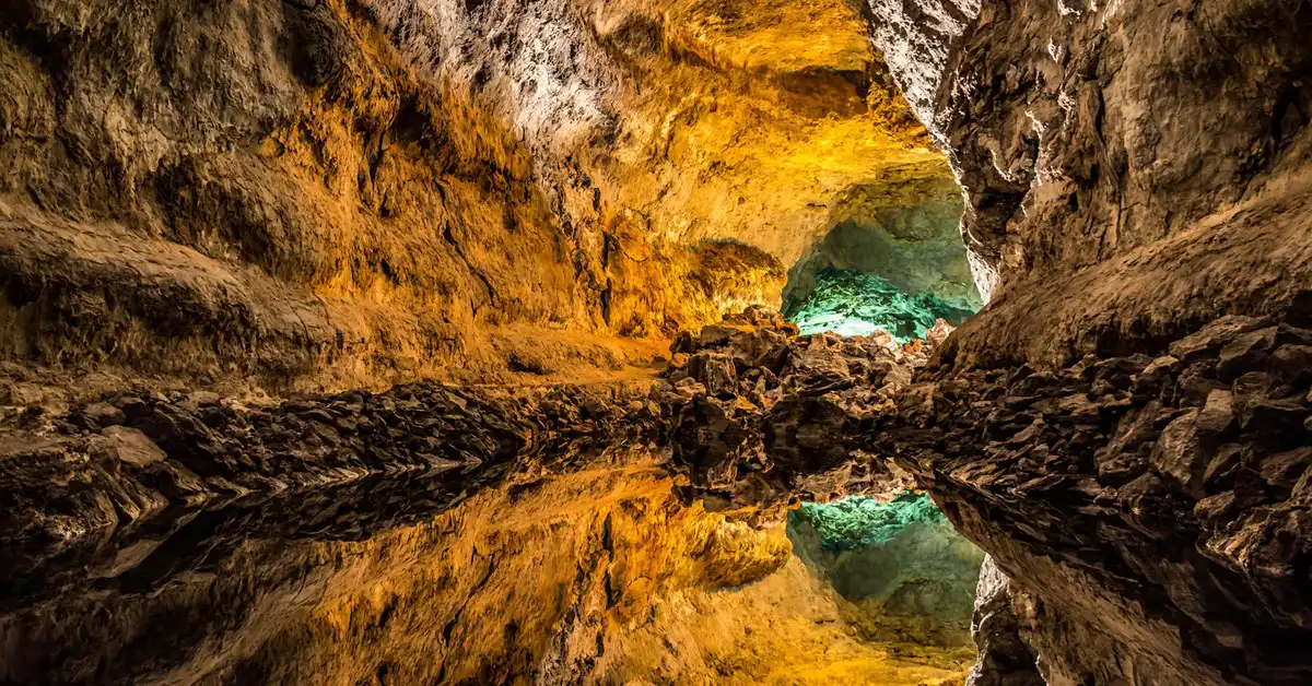 Explora la Cueva de los Verdes: Horarios, Precios y Más