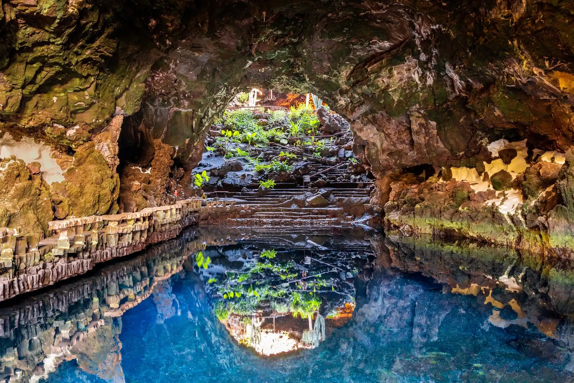 Descubre la Cueva del Agua en Lanzarote: Un Paraíso Natural