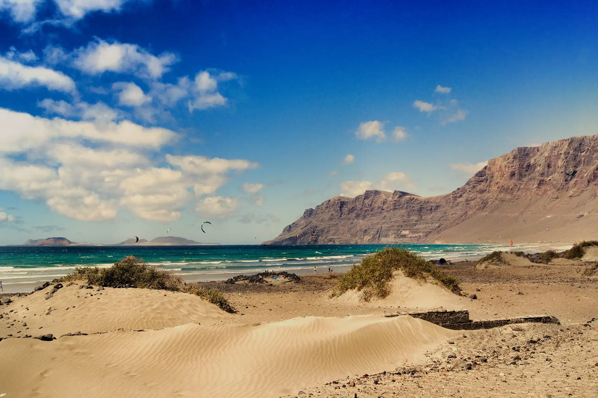 Descubre la Playa de Famara: Tu Guía Completa para Disfrutarla