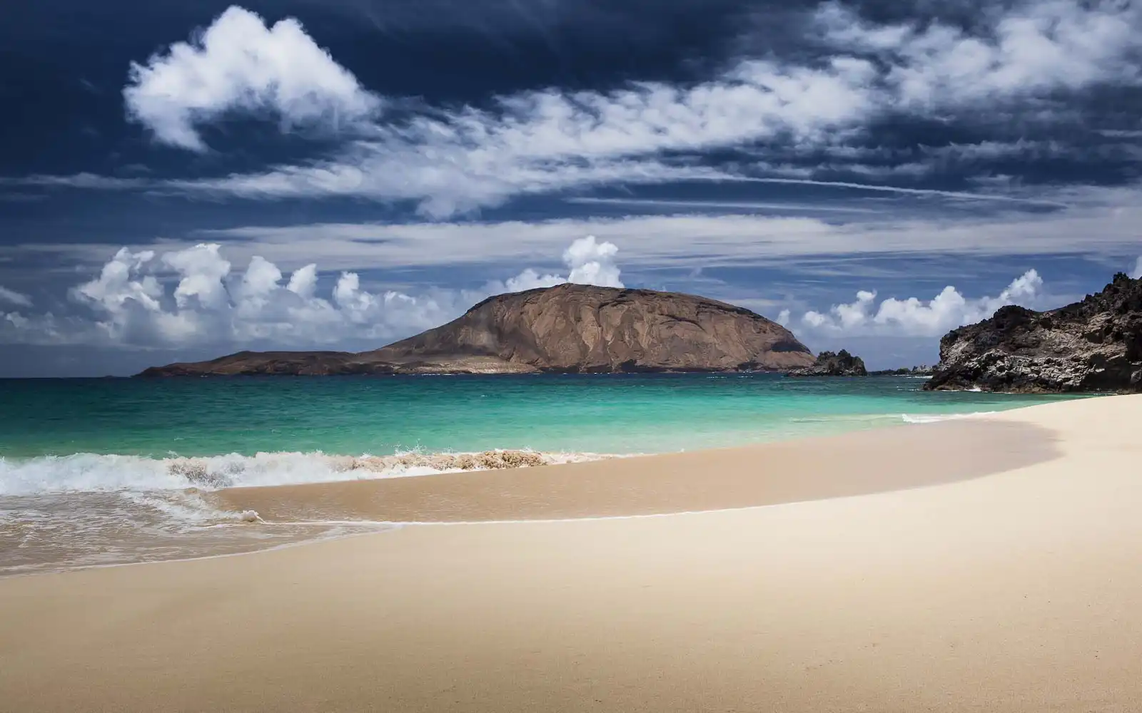 Descubre la Playa de La Concha en Lanzarote: Guía Completa