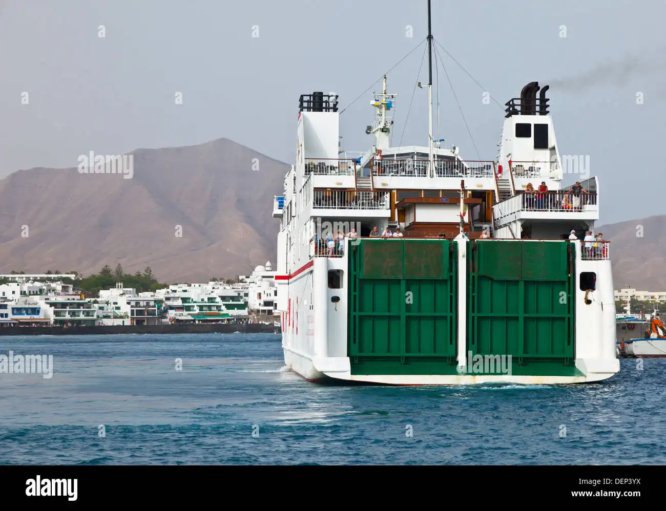 Guía de Ferries a Lanzarote: Rutas, Horarios y Precios