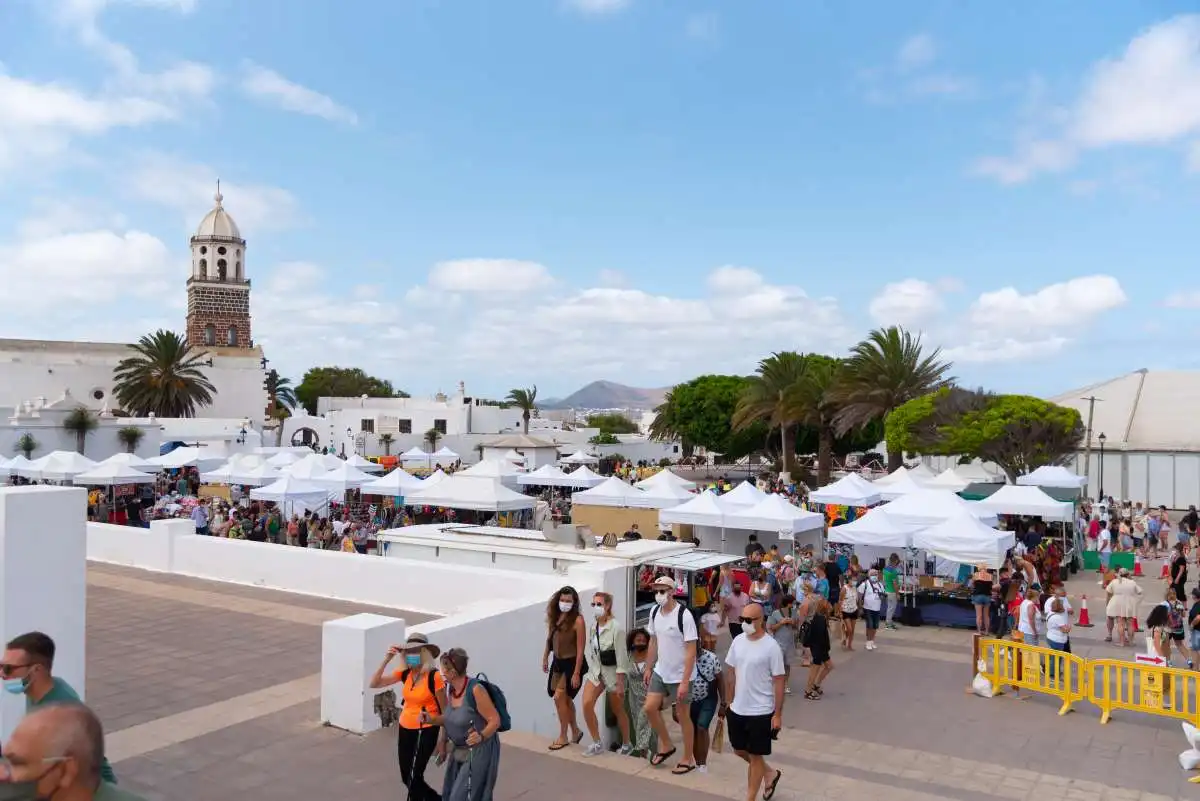 Explorando Lanzarote en Autobús: Consejos, Rutas Populares y Tarifas