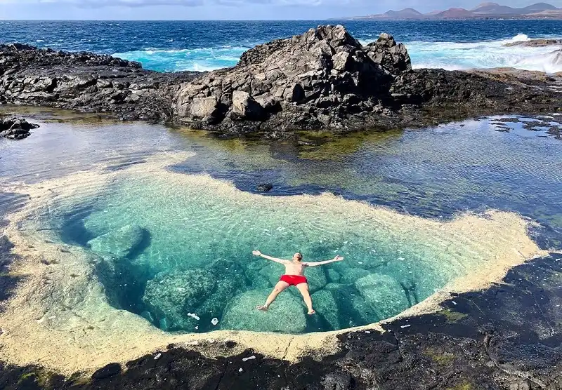 Las Mejores Piscinas Naturales de Lanzarote: Un Refugio en la Isla de los Volcanes